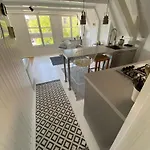 בית הארחה Your A Royalty - Equal Design By Joyjoyjoy - Floor And Views - Creating For The Poor אמסטרדם