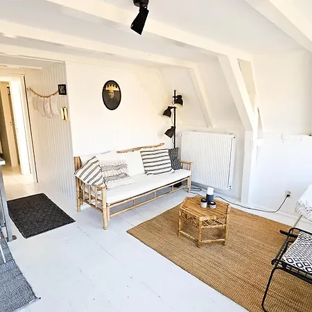 Two Bedroom In Historic Canalhouse From 1618 - Centre Bed & Breakfast 2*