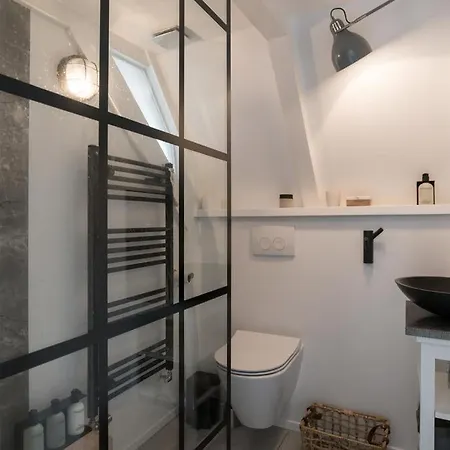 Two Bedroom In Historic Canalhouse From 1618 - Centre Bed & Breakfast 2*