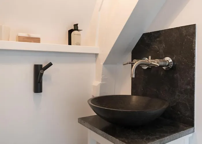 Gæstehus Your A Royalty - Equal Design By Joyjoyjoy - Floor And Views - Creating For The Poor 3*