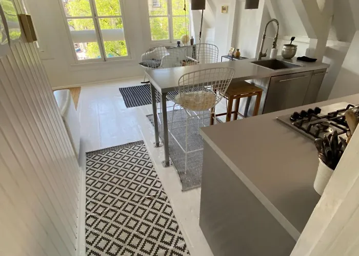 Gæstehus Your A Royalty - Equal Design By Joyjoyjoy - Floor And Views - Creating For The Poor Amsterdam