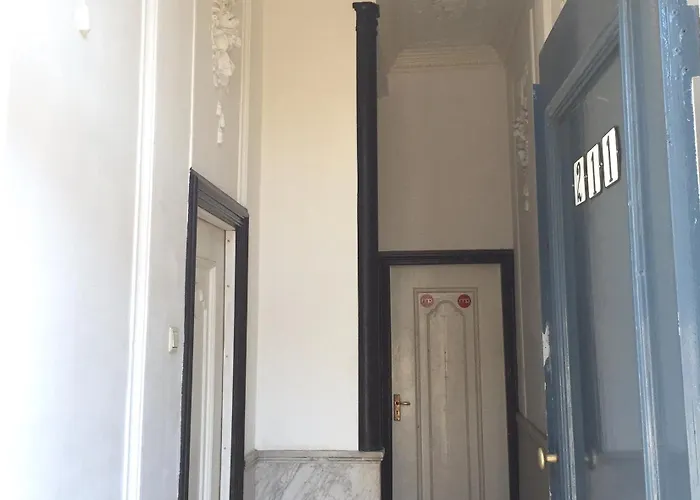 Your A Royalty - Equal Design By Joyjoyjoy - Floor And Views - Creating For The Poor Gæstehus Amsterdam