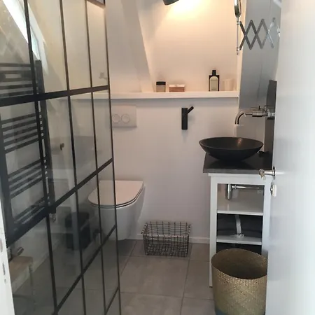 בית הארחה Your A Royalty - Equal Design By Joyjoyjoy - Floor And Views - Creating For The Poor אמסטרדם